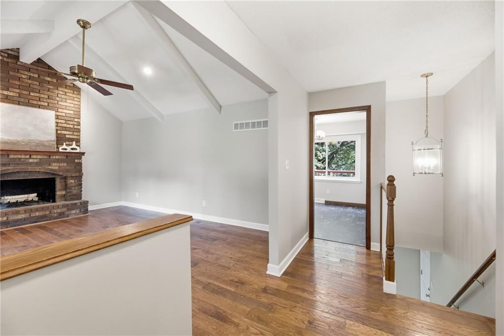 318 NE Colonial Court — photo 8