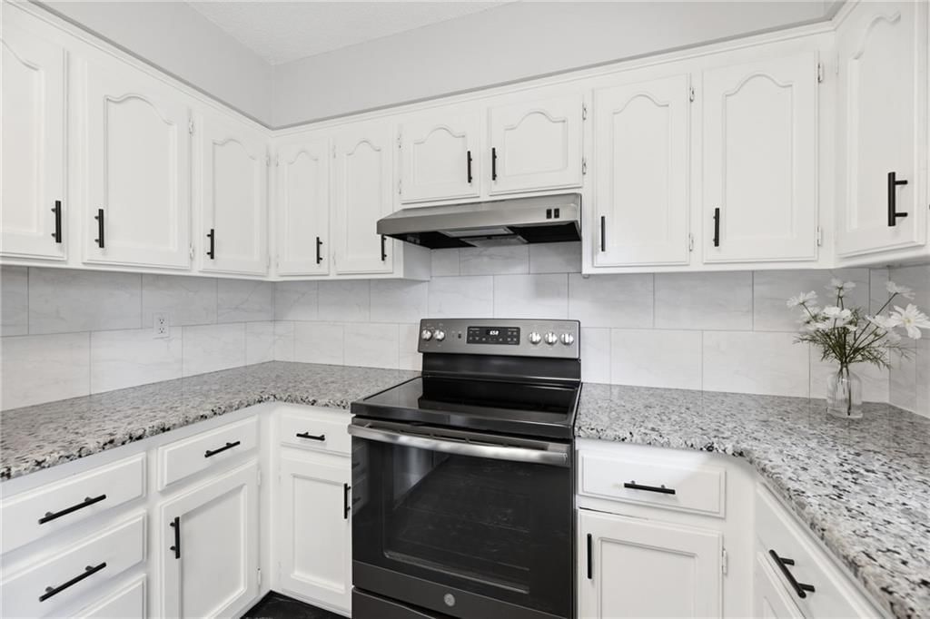 318 NE Colonial Court — photo 11