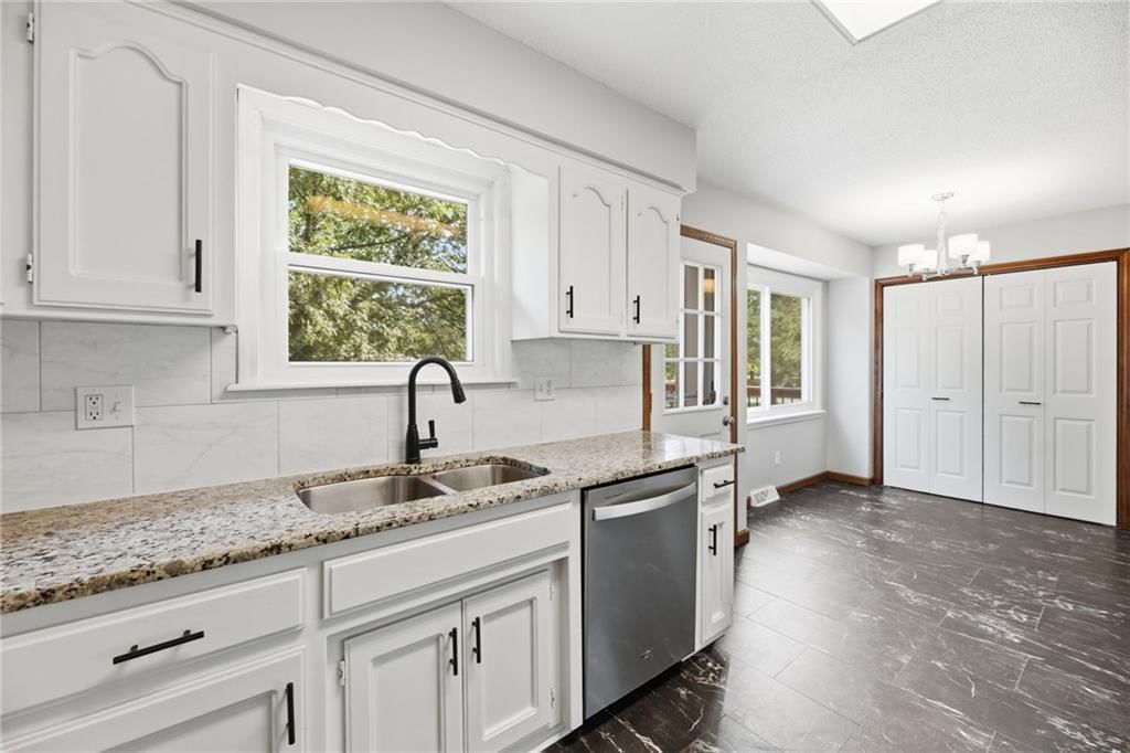 318 NE Colonial Court — photo 12