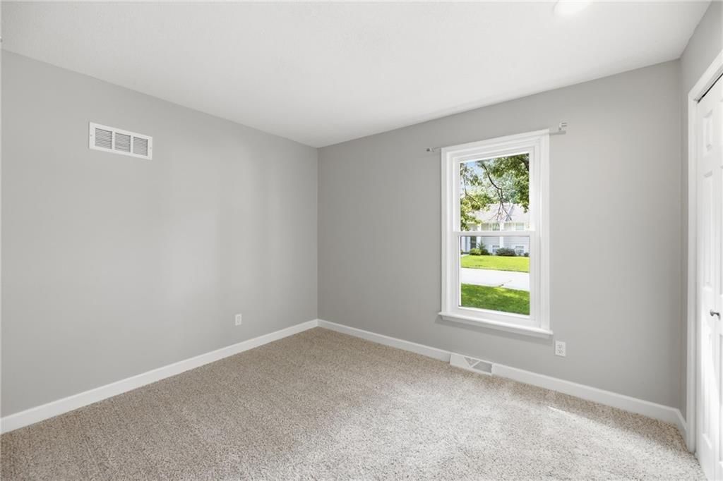 318 NE Colonial Court — photo 13