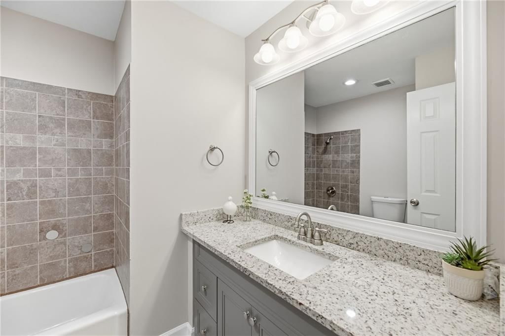 318 NE Colonial Court — photo 15