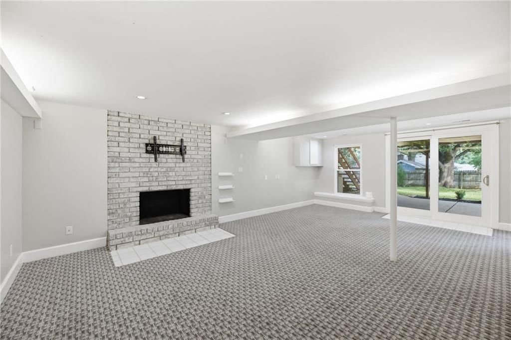 318 NE Colonial Court — photo 25