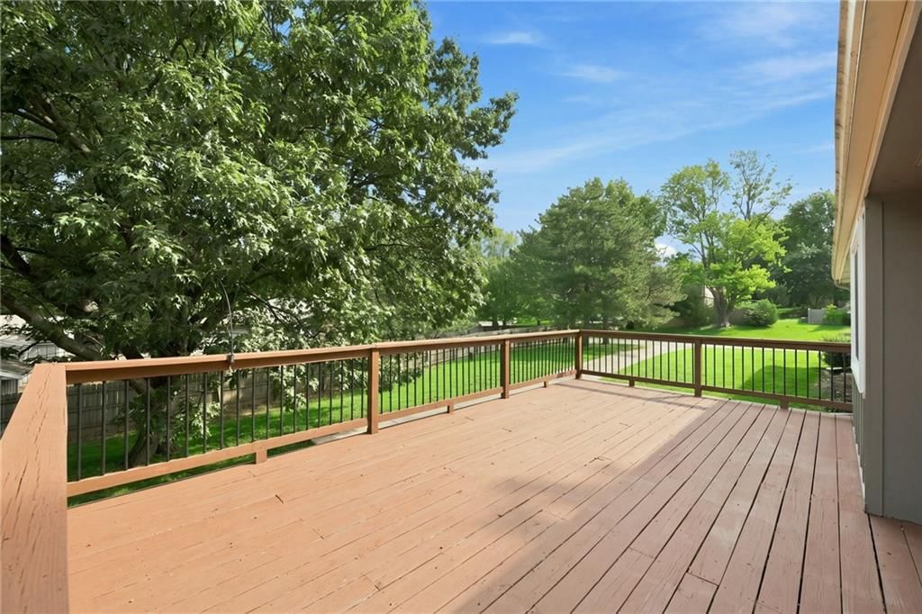318 NE Colonial Court — photo 28