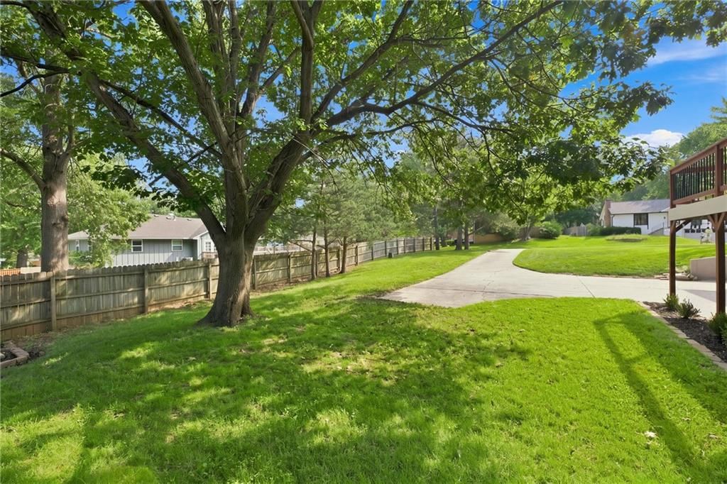 318 NE Colonial Court — photo 33