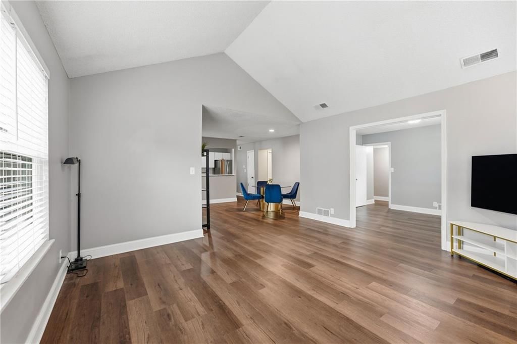 Photo 8 of 32 - 8751 W 106TH Terrace, Overland Park, KS 66212