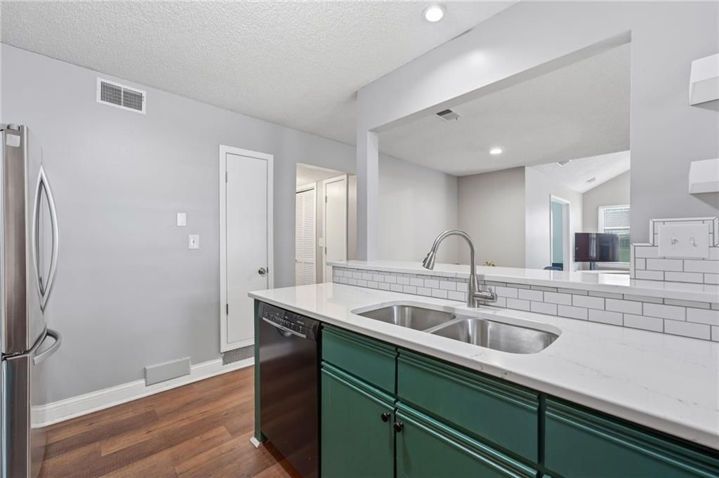 Photo 11 of 32 - 8751 W 106TH Terrace, Overland Park, KS 66212