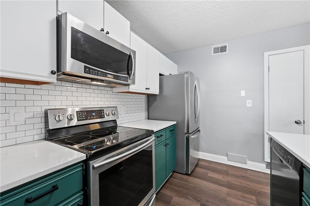 Photo 12 of 32 - 8751 W 106TH Terrace, Overland Park, KS 66212