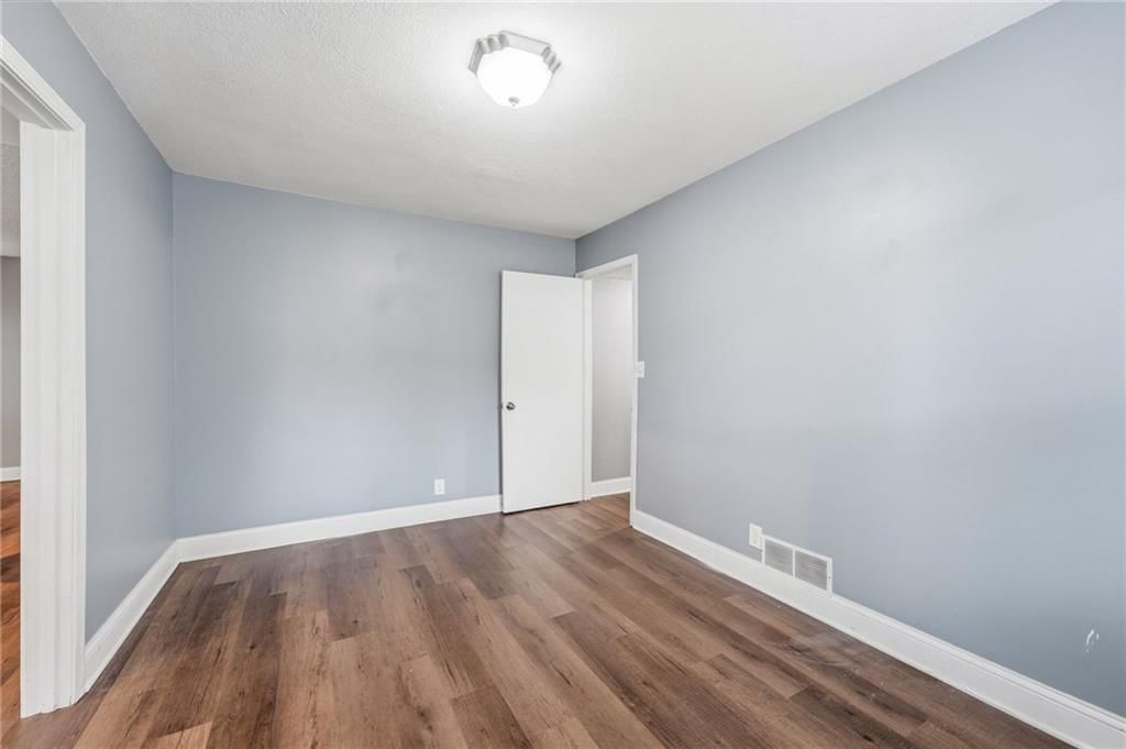 Photo 16 of 32 - 8751 W 106TH Terrace, Overland Park, KS 66212