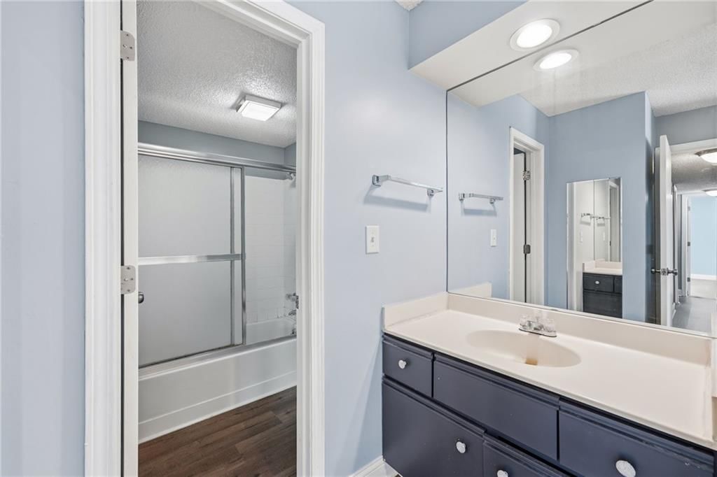 Photo 22 of 32 - 8751 W 106TH Terrace, Overland Park, KS 66212