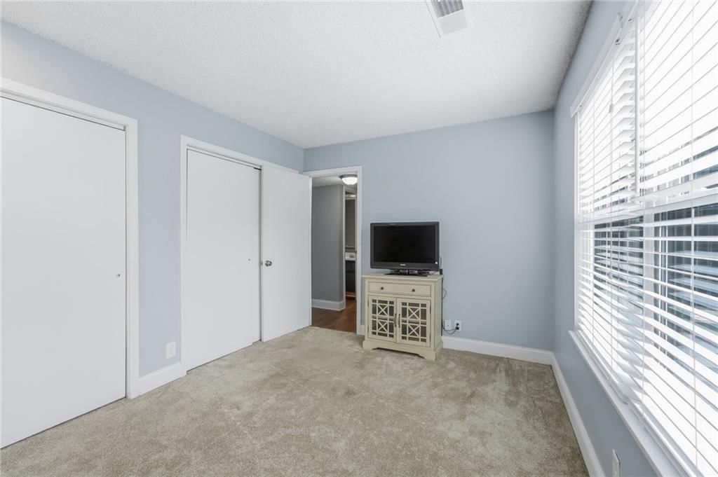 Photo 25 of 32 - 8751 W 106TH Terrace, Overland Park, KS 66212