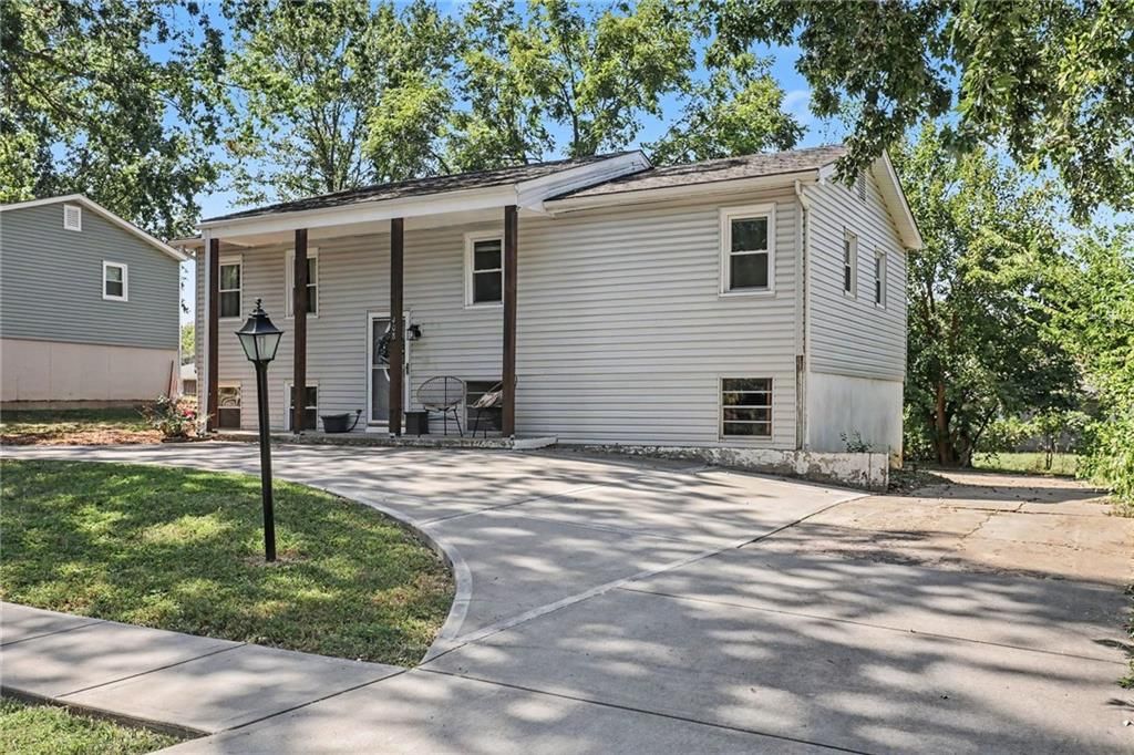 408 NE Richardson Place — photo 2