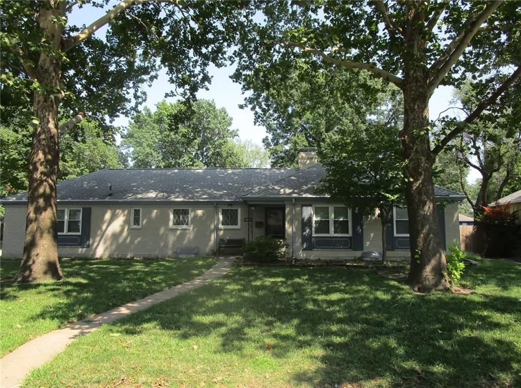 600 S Edgemere Drive, Olathe, KS: listing photo 2