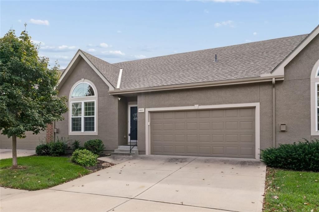 15621 W 61st Street, Shawnee, KS: listing photo 3