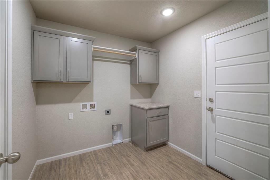 12928 Sewell Avenue — photo 32