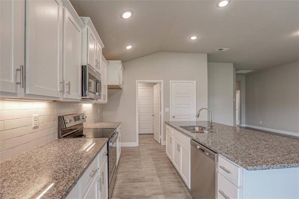 12916 Sewell Avenue — photo 9