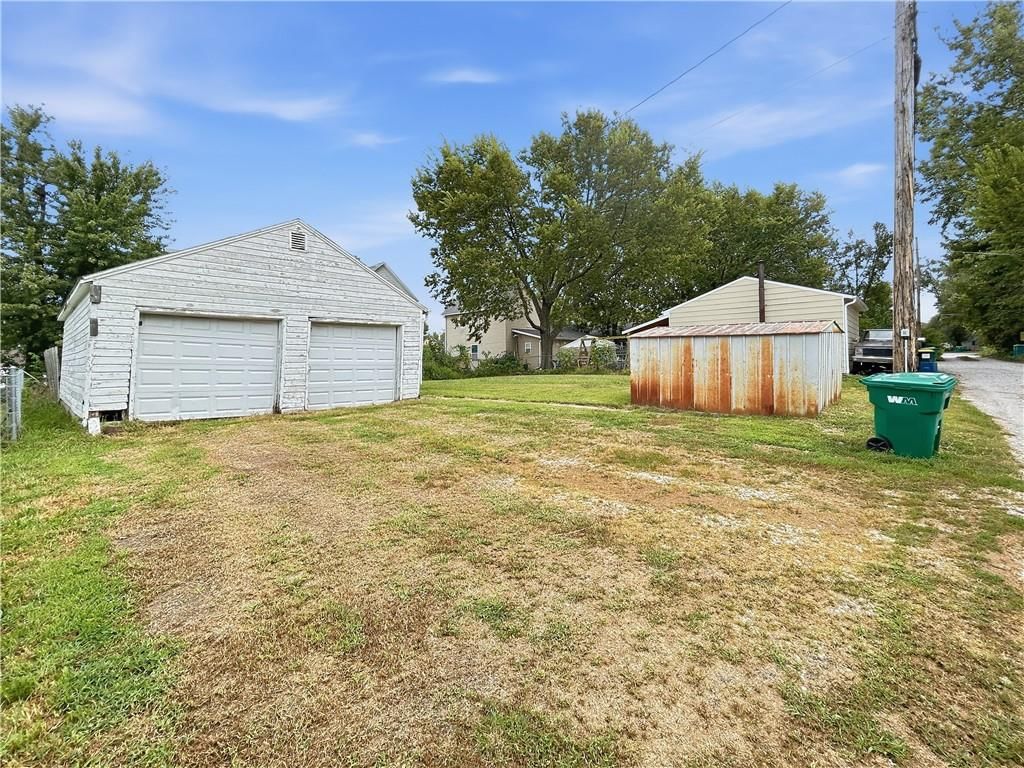 605 W Peoria Street — photo 36