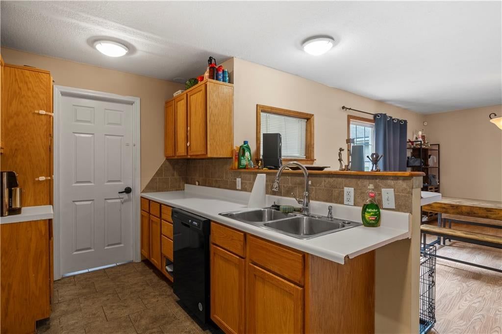 Photo 11 of 25 - 906 N 8th Street, Leavenworth, KS 66048