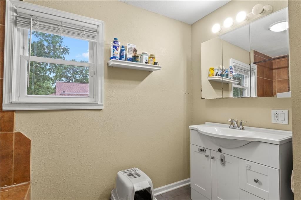 Photo 13 of 25 - 906 N 8th Street, Leavenworth, KS 66048