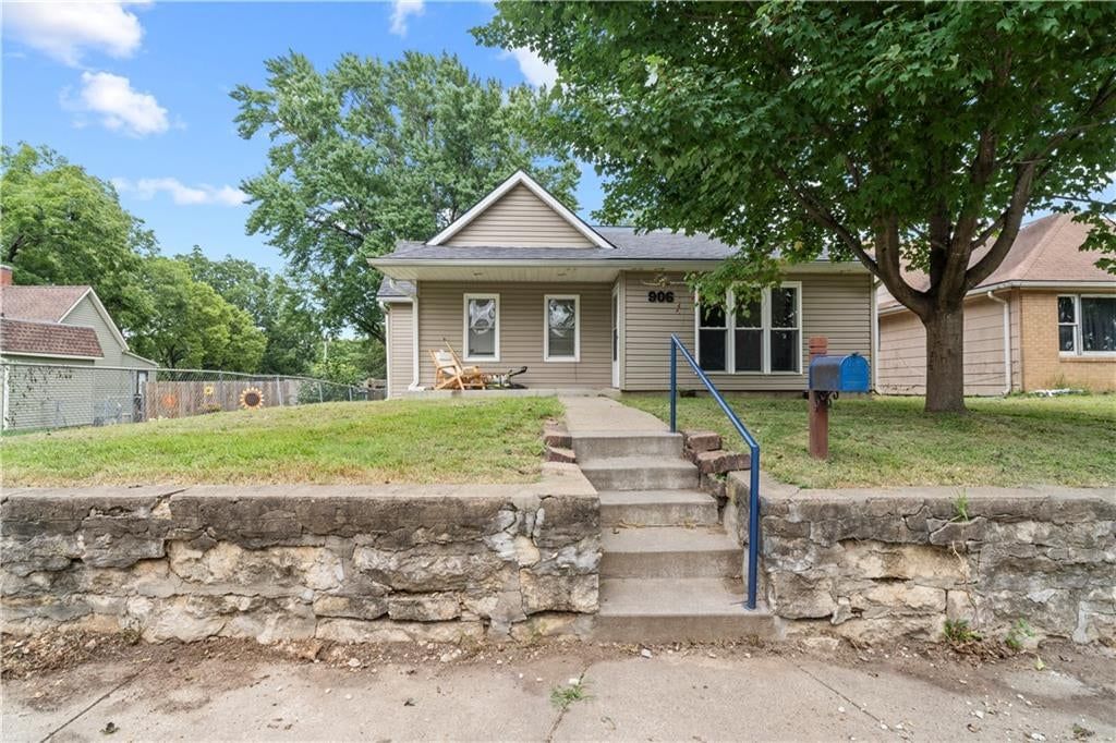 Photo 17 of 25 - 906 N 8th Street, Leavenworth, KS 66048