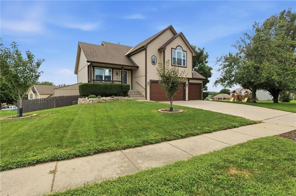Photo 2 of 34 - 519 Holt Drive, Liberty, MO 64068