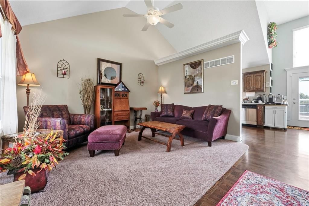 Photo 5 of 34 - 519 Holt Drive, Liberty, MO 64068