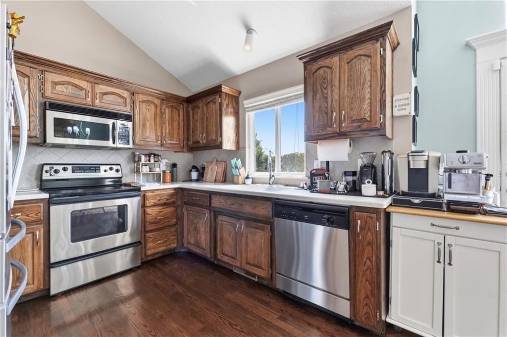 Photo 11 of 34 - 519 Holt Drive, Liberty, MO 64068