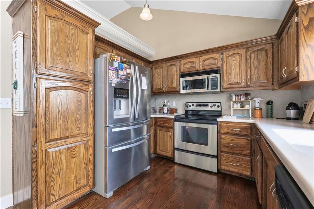 Photo 12 of 34 - 519 Holt Drive, Liberty, MO 64068