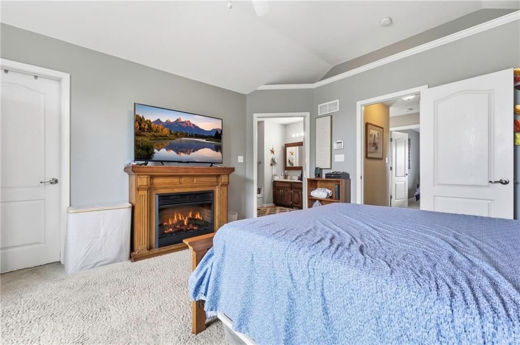 Photo 13 of 34 - 519 Holt Drive, Liberty, MO 64068