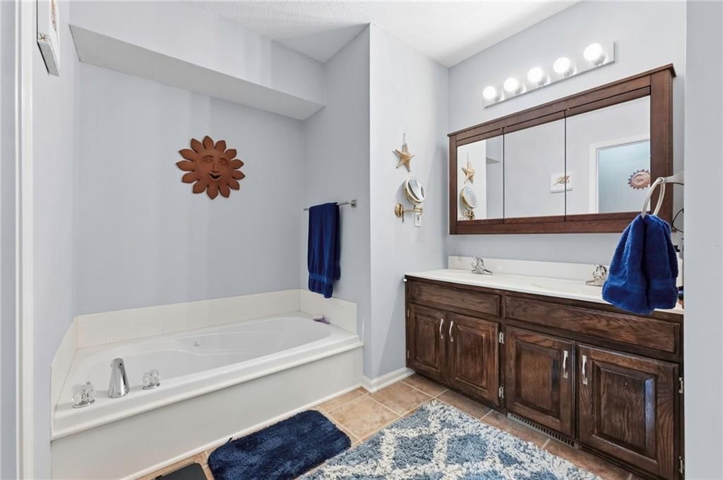 Photo 15 of 34 - 519 Holt Drive, Liberty, MO 64068