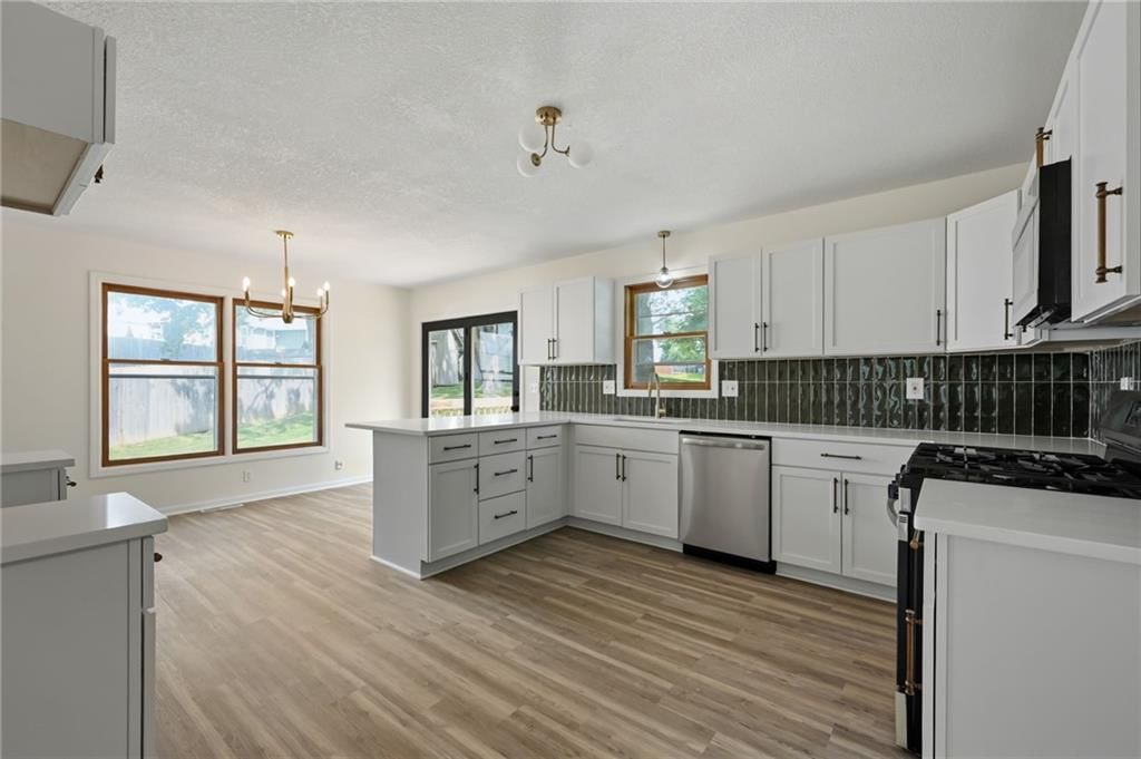 1636 NE Thames Drive — photo 10
