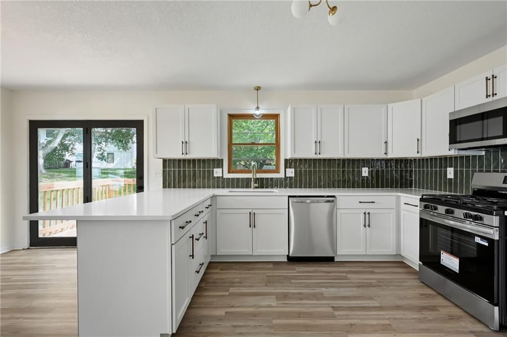 1636 NE Thames Drive — photo 11