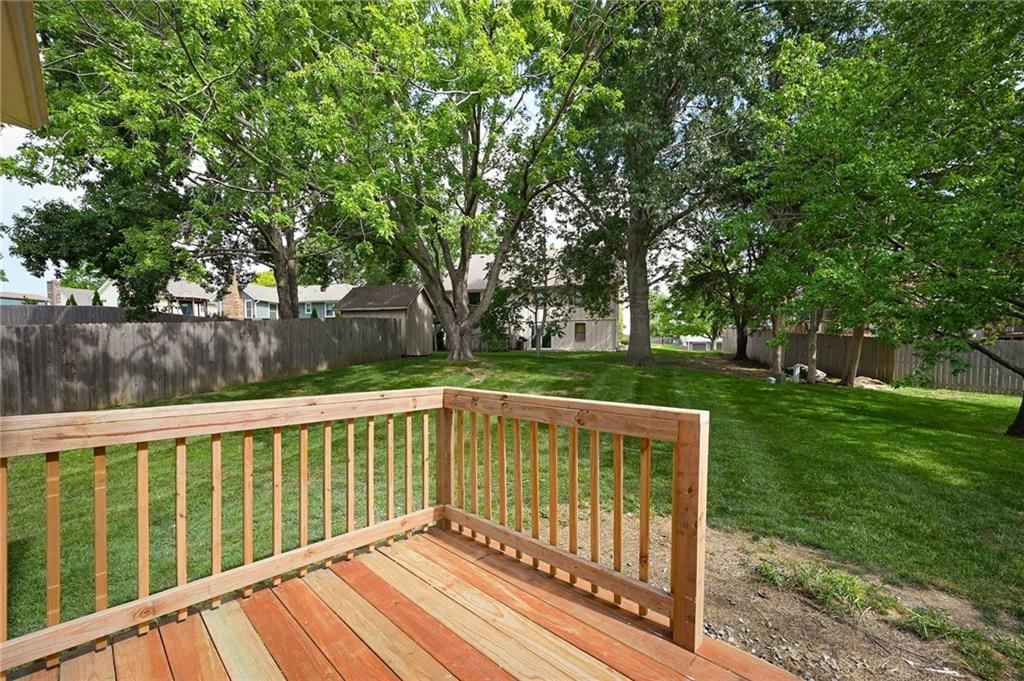 1636 NE Thames Drive — photo 32