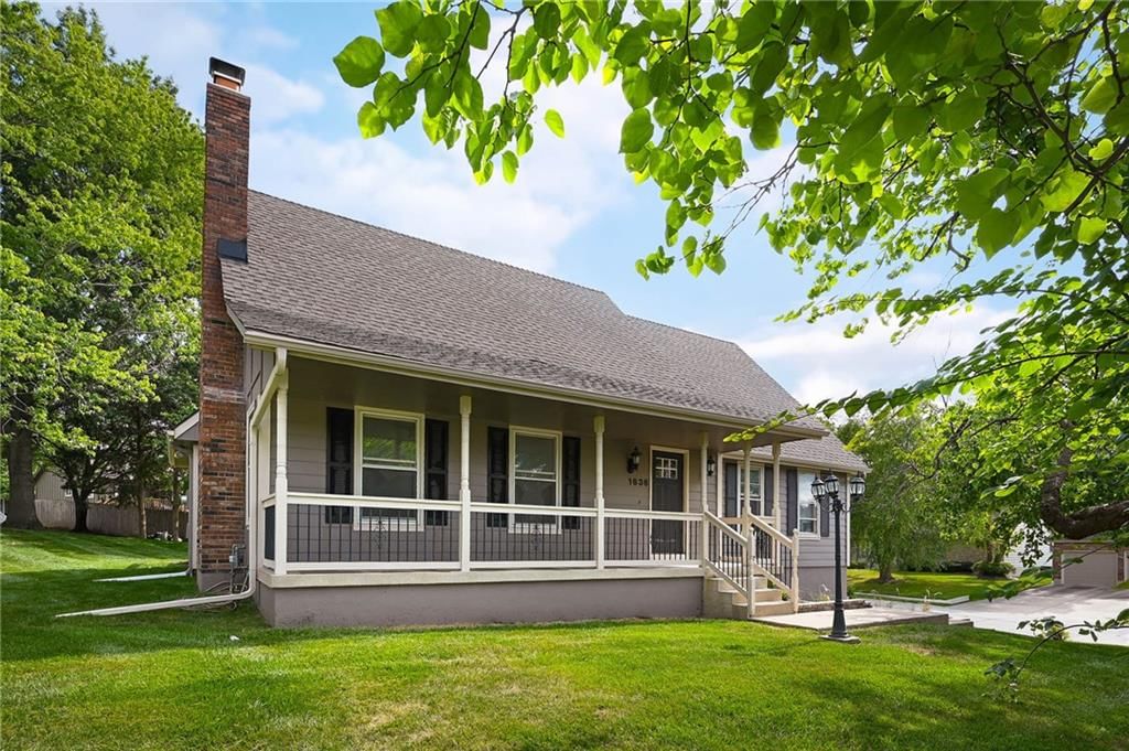 1636 NE Thames Drive, Lee's Summit, MO: listing photo 3