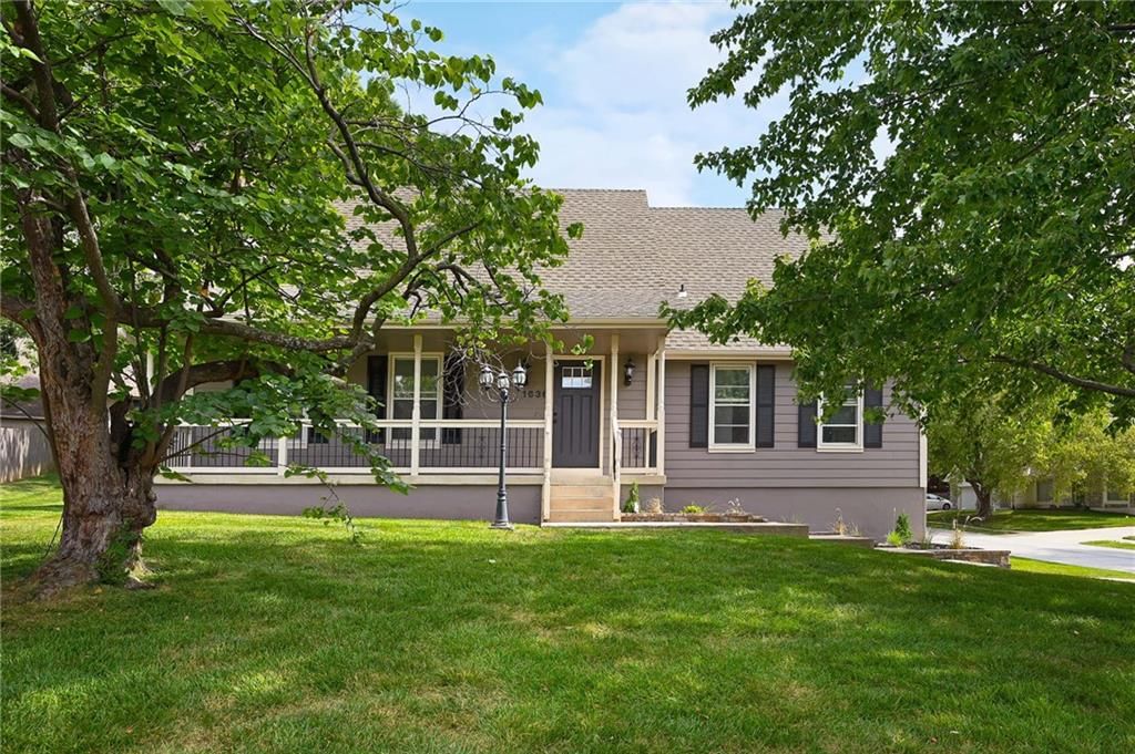 1636 NE Thames Drive, Lee's Summit, MO: listing photo 2