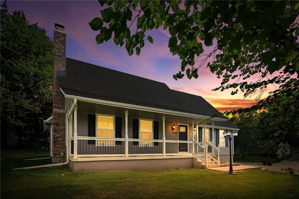1636 NE Thames Drive, Lee's Summit, MO: listing photo 2