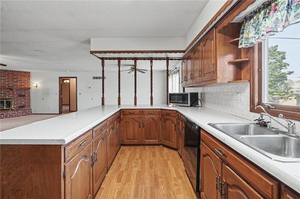 305 E Monroe Street — photo 23