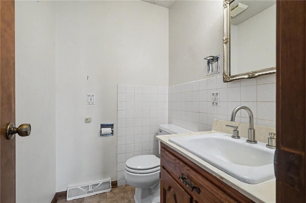 305 E Monroe Street — photo 28