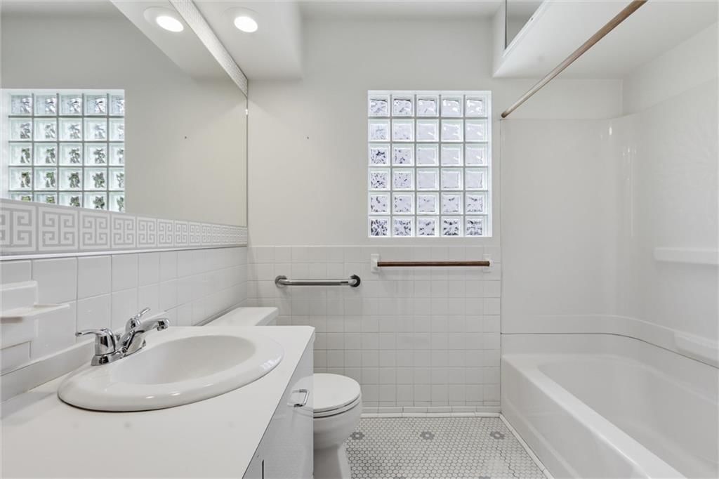 1315 W 50th Terrace — photo 21