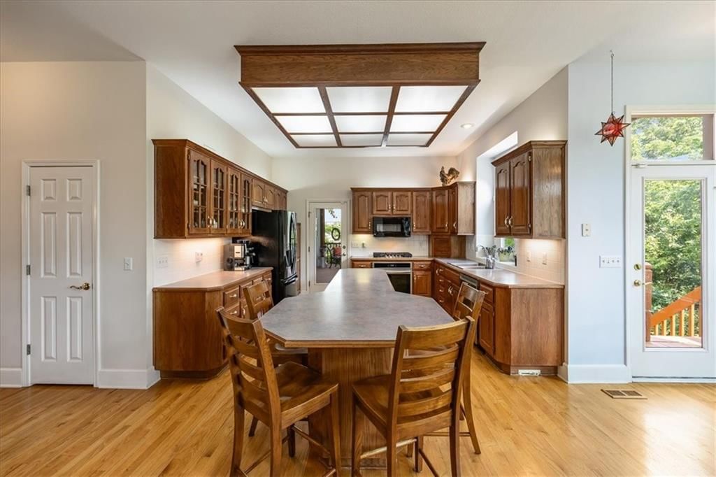 605 Edgewood Drive — photo 12