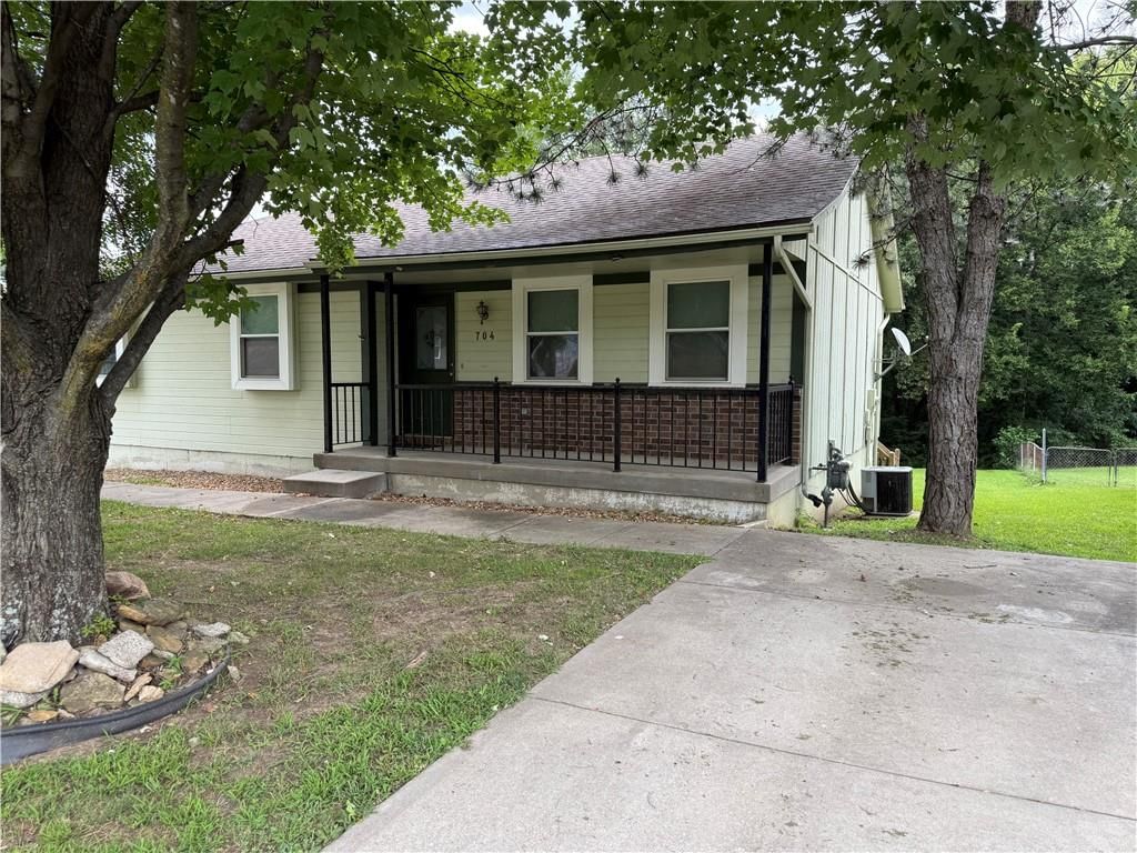 704 Hillcrest Street — photo 2