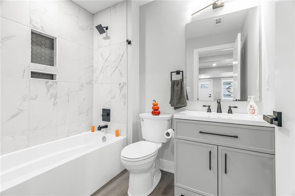 Photo 8 of 29, 5822 E 10th Street, Kansas City, MO 64126