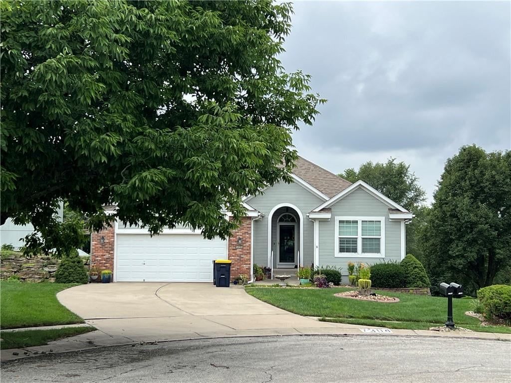 7304 N Cypress Avenue — photo 1