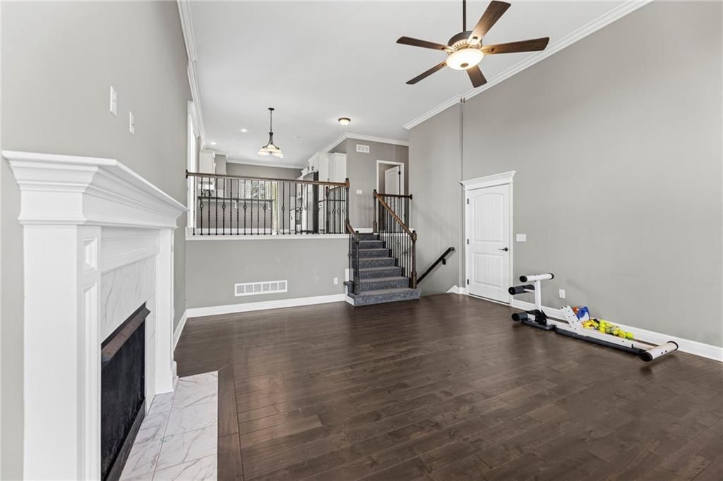 Photo 5 of 37 - 9409 N Ditzler Avenue, Kansas City, MO 64157