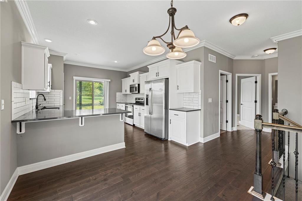 Photo 9 of 37 - 9409 N Ditzler Avenue, Kansas City, MO 64157