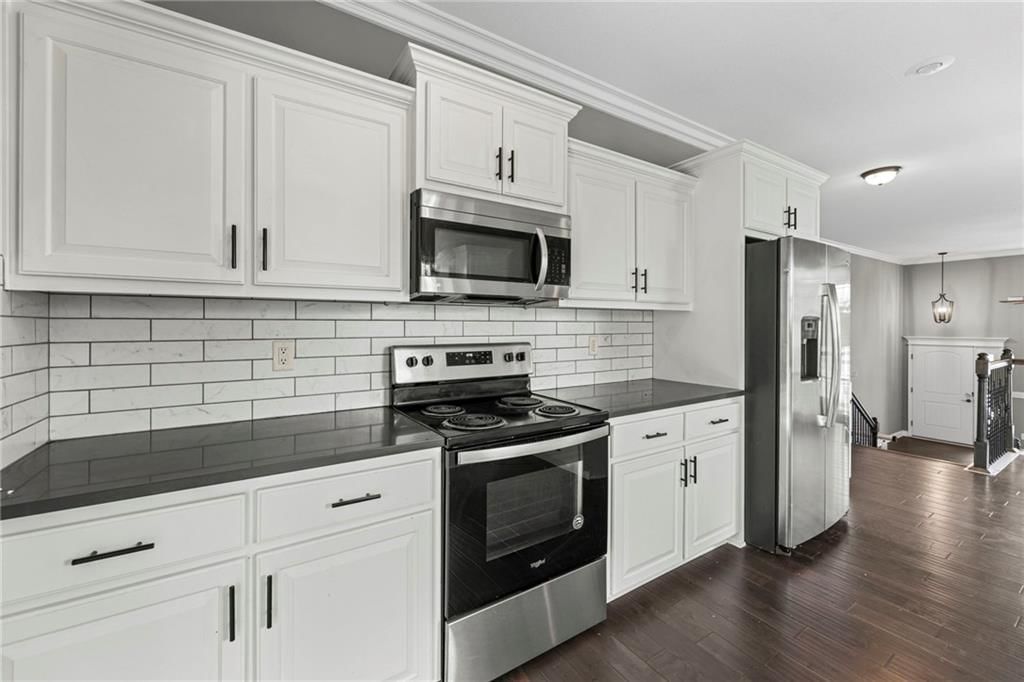 Photo 11 of 37 - 9409 N Ditzler Avenue, Kansas City, MO 64157