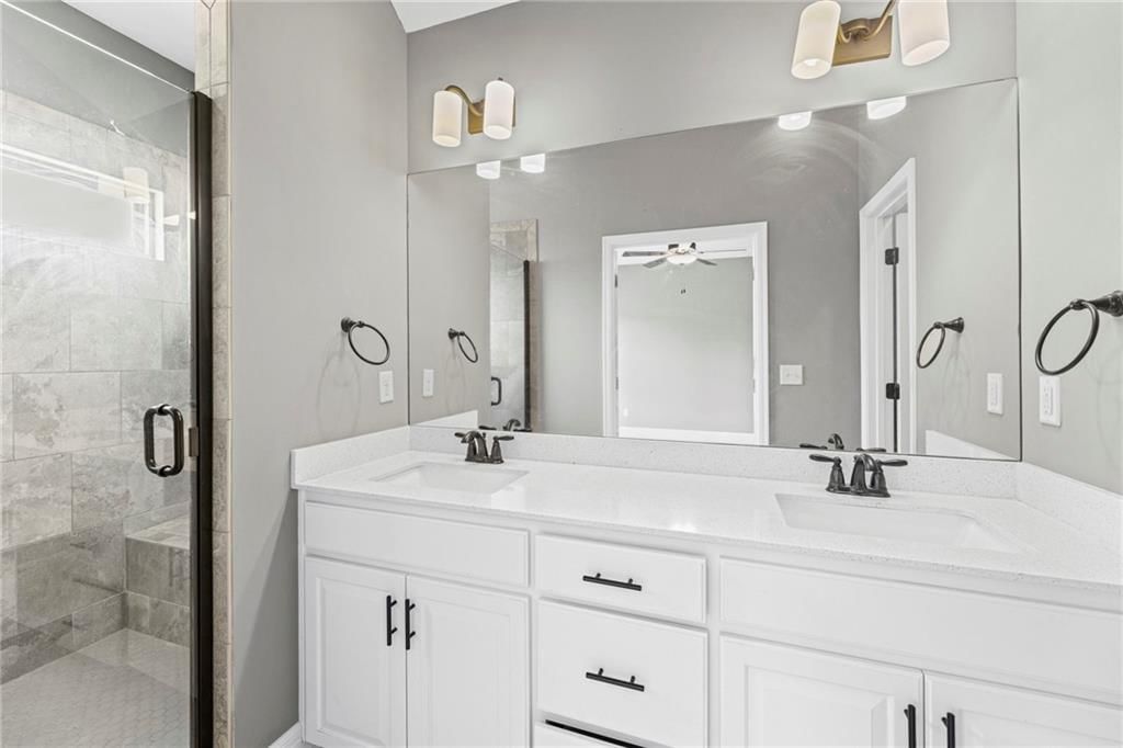 Photo 21 of 37 - 9409 N Ditzler Avenue, Kansas City, MO 64157