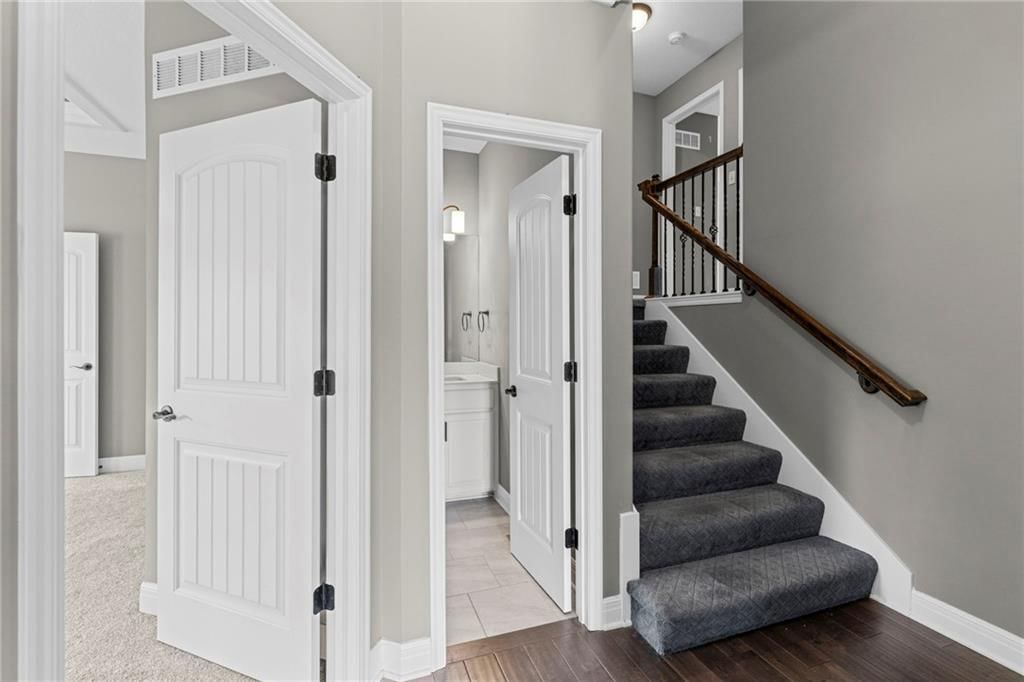 Photo 24 of 37 - 9409 N Ditzler Avenue, Kansas City, MO 64157