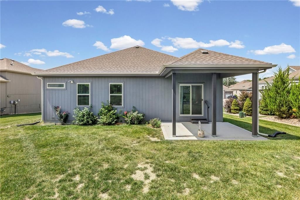 Photo 33 of 37 - 9409 N Ditzler Avenue, Kansas City, MO 64157