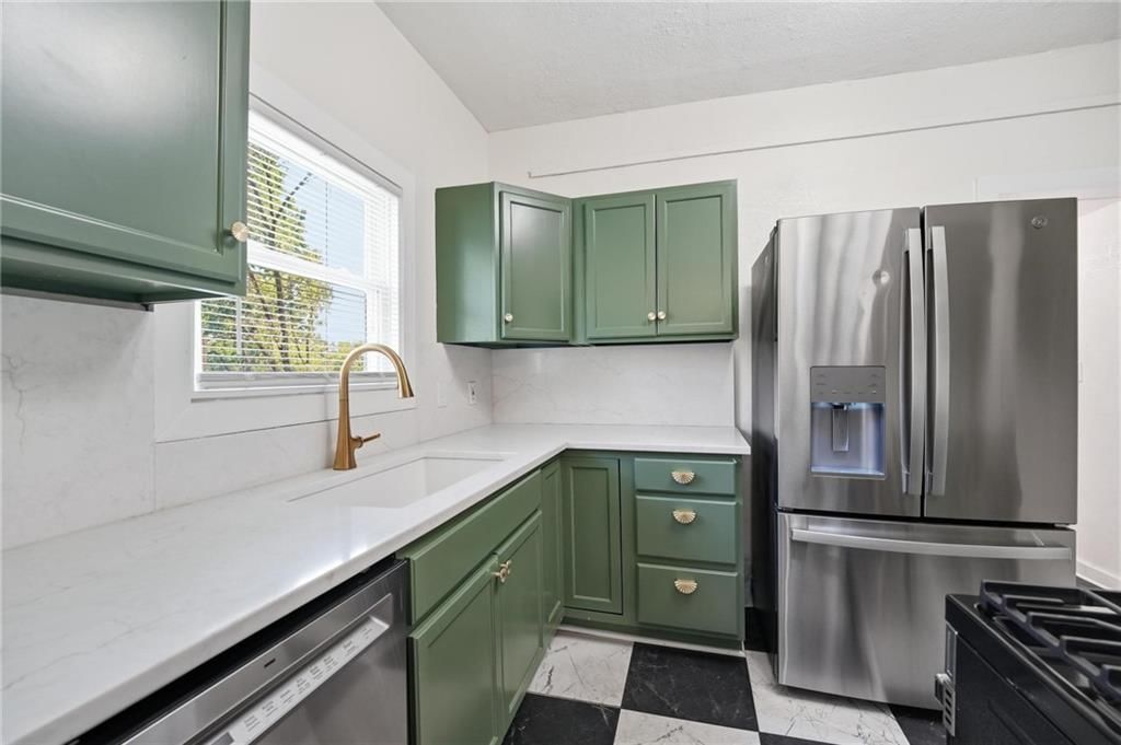 1329 Rowland Avenue — photo 9
