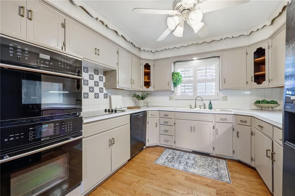 211 W 104th Terrace — photo 17